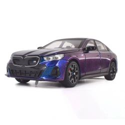 Метална кола BMW M5 1:24, преливащ синьо-лилав цвят