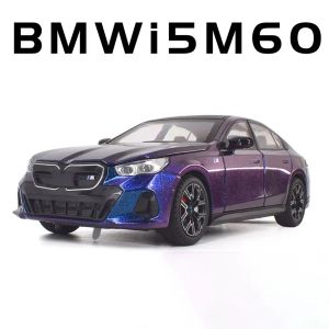 Метална кола BMW M5 1:24, преливащ синьо-лилав цвят