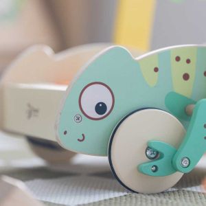Дървен уокър Classic World "Хамелеон" с дървени блокчета - 12+ месеца