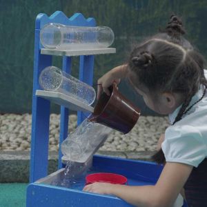 Дървена сензорна маса за игра с вода Classic World Educational