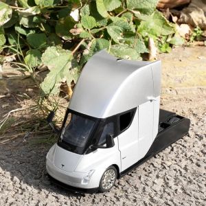 Метален камион Tesla Semi 1:24 със зарядна станция – сребрист