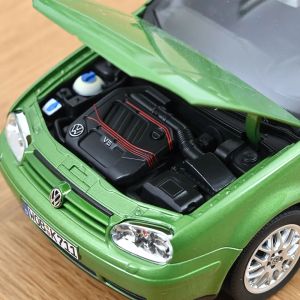 Метална кола Volkswagen Golf IV 1:18 – зелен, Norev